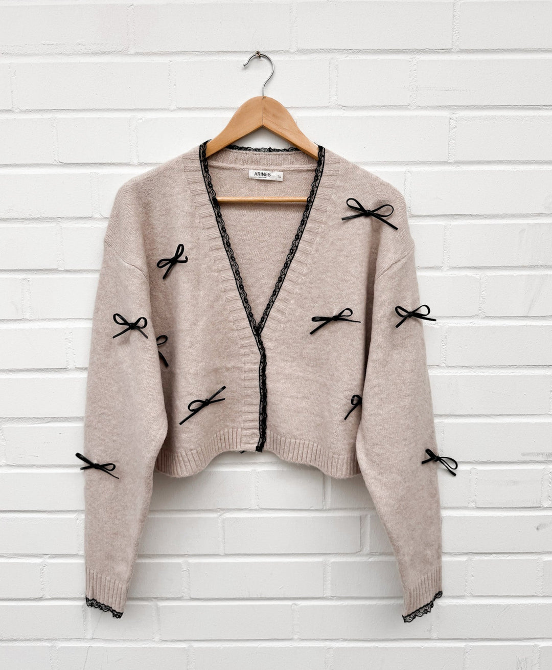 STRICKJACKE MIT AUFGESETZTEN LEDER SCHLEIFEN - taupe