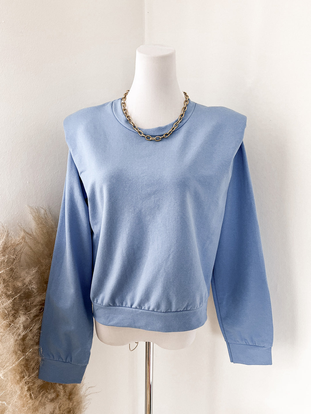 SWEATER MIT SCHULTERPOLSTER- blau