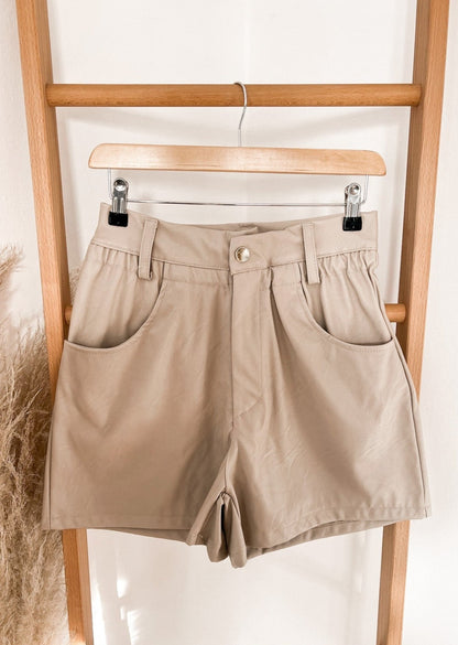 LEDEROPTIK SHORTS PEGGY- versch. Farben